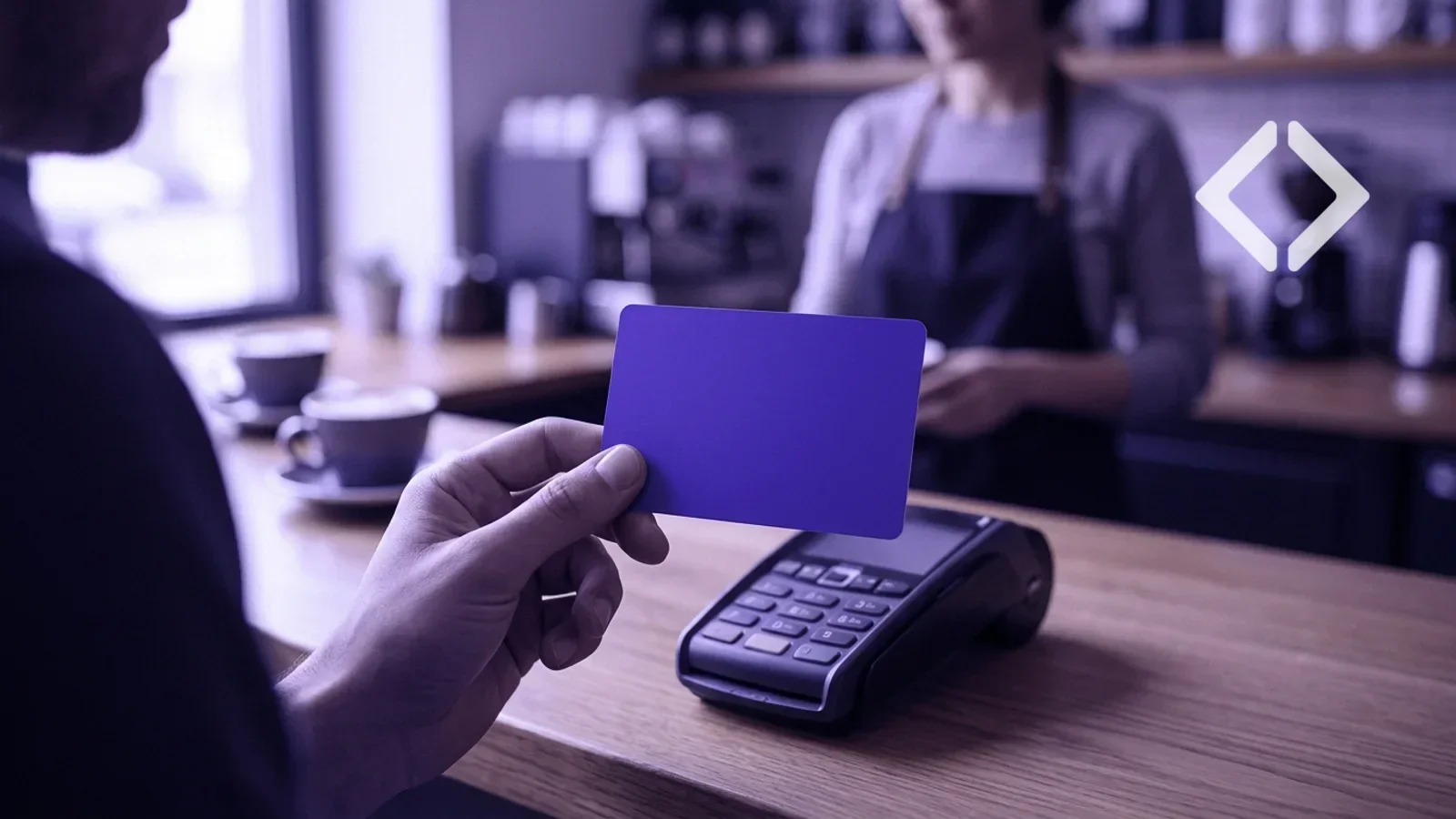 Оплата картой Nexus Pay у стойки кафе утром